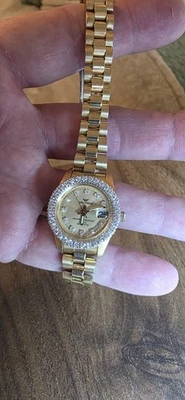 Relógio de quartzo feminino Waltham moldura acentuada de cristal com pulseira de tom dourado novo taco - Imagem 1 de 4