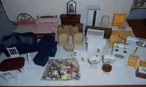 CASA DELLE BAMBOLE VINTAGE ENORME LOTTO 41 MOBILI 97 ACCESSORI LEGNO PLASTICA - Foto 1 di 8