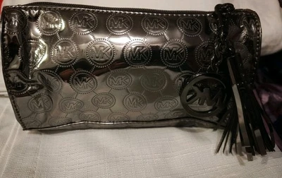 Bolso sin asas Michael Kors metálico gris plateado Foto 1 de 4