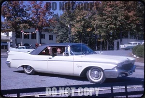 Orig 35mm Slide 1960 CHRYSLER IMPERIAL CROWN CONVERTIBILE bevitore birra 1963 - Foto 1 di 1