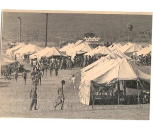 KUBANISCHER Flüchtling GUANTANAMO BAY Marinebasislager Bulkeley KUBA 1994 Presse Laserfoto - Bild 1 von 2