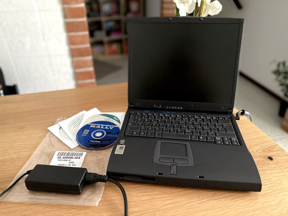 Acer Travelmate 210 Retro PC Portatile Laptop Windows ME DOS Giochi Retro TOP - Immagine 1 di 4