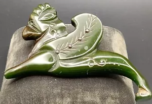 Broche tachonado tallado de criatura alada mitológica de baquelita - Imagen 1 de 6