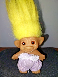Vintage UNEEDA 3" Trollpuppe gelbes Haar lila Outfit - Bild 1 von 4