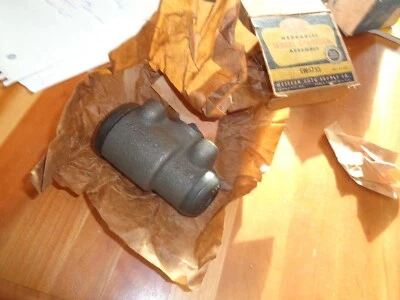 Cilindro de rueda de freno de tambor lateral pasajero delantero 42-47 camioneta Ford 1/2 tonelada Foto 1 de 2