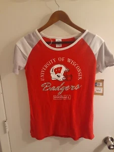 New Women NCAA Wisconsin Badgers Helmet Logo Red Small T Shirt Short Sleeve NWT - Picture 1 of 4