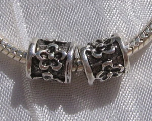 2 CHARMS PERLES ANNEAUX FLEURS METAL ARGENTE 8x8mm trou 5mm COMPATIBLES - E227 - Picture 1 of 1