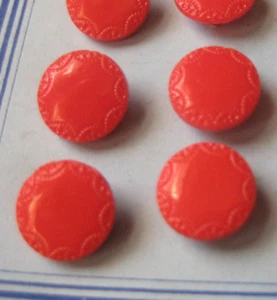 1/2 Card of 12 - Vintage 7/16" Red Scalloped Glass Buttons~Pre WWII~ NOS - Picture 1 of 2