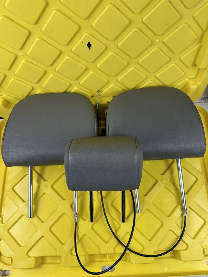 13 17 JUEGO REPOSACABEZAS ASIENTO TRASERO TOYOTA SEQUOIA LIMITED TERCERA FILA PAR CUERO GRIS Foto 1 de 4