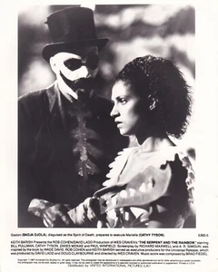 Pressefoto Film Die Schlange und der Regenbogen Badja Djola Cathy Tyson 1988 - Bild 1 von 2