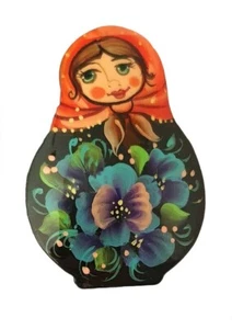 Russische Brosche - Matroschka mit Blumen - bemalt von einer Künstlerin Krasnova - Bild 1 von 1