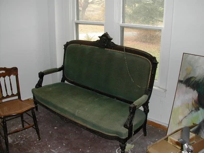 Sofá antiguo John Jelliff que necesita reforma. Foto 1 de 4