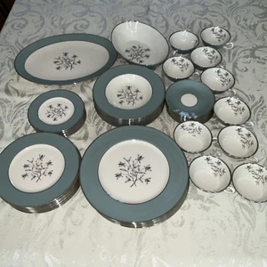 Lenox Kingsley X-445 8 six piece setting plus serving platter & bowl & extra c&s - Picture 1 of 3