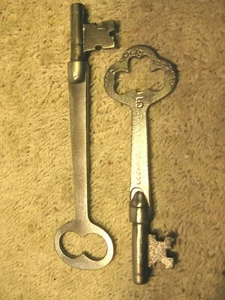2 rare antique flat steel skelton keys - Picture 1 of 4