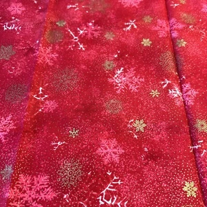 HOFFMAN FABRICS METALLIC GOLD SNOWFLAKES ON RED 27" X 44" Cotton Quilt - Picture 1 of 6