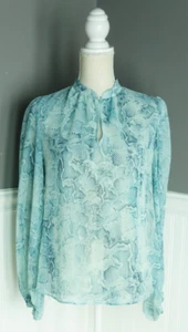 White House Black Market Damen Bluse 2 blau transparent Schlangenleder Print Schlüsselloch - Bild 1 von 4
