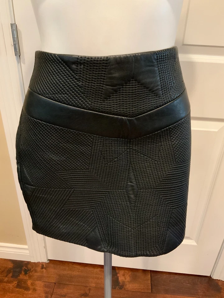 Mini-saia IRO preta bordada 100% couro, tamanho 10 (EUA) 42 (FR) - Imagem 1 de 4