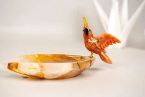 Cacatúa de cuarzo rojo tallada a mano en un cuenco de cristal sanador dorado de hematita - Imagen 1 de 10