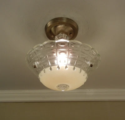 Lámpara de techo con pantalla de vidrio semi rasante iluminación vintage de los años 40 Foto 1 de 4