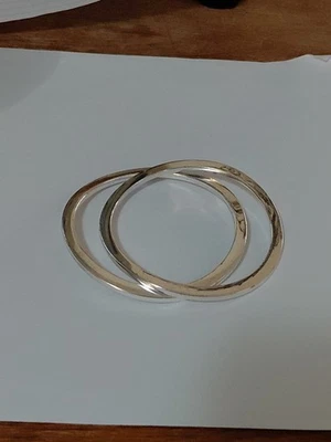 2 pulseras brazalete Guess plateado.      #60 Foto 1 de 4