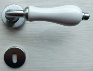 Maniglie per porte interne Porcellana BIANCA, cromo satinato - Foto 1 di 4