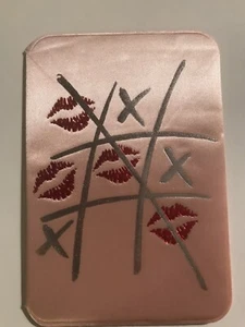 Tarjeta de San Valentín Tic Tac Toe vintage años 80’s rosa satinado tela cubierta labios rojos - Imagen 1 de 10