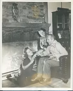 1940 Pressefoto Gabriel Heizung mit Frau Sadie Tochter Maida am Kamin - Bild 1 von 2