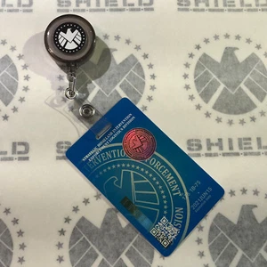 • SCHILD • SET MIT NEUN AUFKLEBERN • FÜR IHRE SICHERHEITSABZEICHENRIEMENSCHEIBE • AGENT COULSON • - Bild 1 von 4