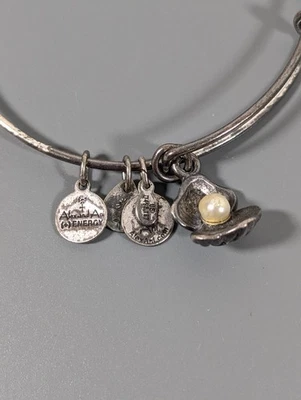 Браслет с брелоками Alex and Ani серебристого цвета с гребешком морской раковиной искусственным жемчугом укладка - Изображение 1 из 4