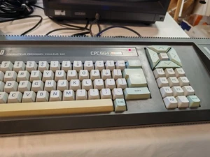 Amstrad Cpc 664 clavier QWERTY 100 % Fonctionnel révisé sans écran et disquettes - Zdjęcie 1 z 14