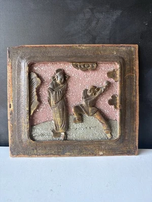 Fragmento arquitectónico chino antiguo de madera figuras y fregona Foto 1 de 2