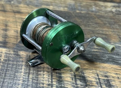 Carrete de baitcasting vintage Bronson Green Hornet No.2200 Foto 1 de 3