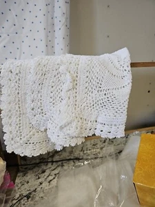 VtgLINENS Doilies LOT White Hand Crocheted Assorted Sizes 9.25" X 11.5" - Picture 1 of 4