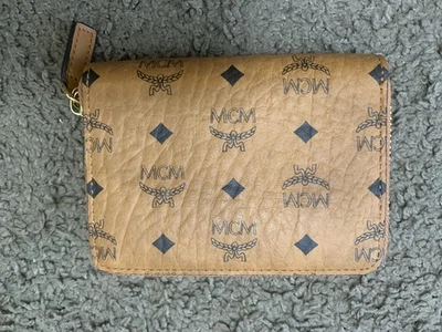 CARTERA MCM CREMALLERA EN VISETOS COÑAC original  Foto 1 de 4