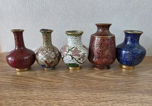 Lote de 5 mini jarrones Cloisonne de latón 4 tienen pequeñas áreas dañadas multicolores - Imagen 1 de 12