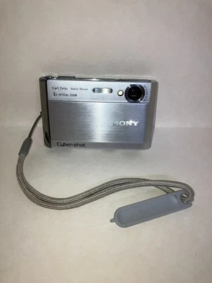 Sony Cyber-shot DSC-T70 8.1MP Digital Camera Silver TESTED AND WORKING body only - Image 1 of 4