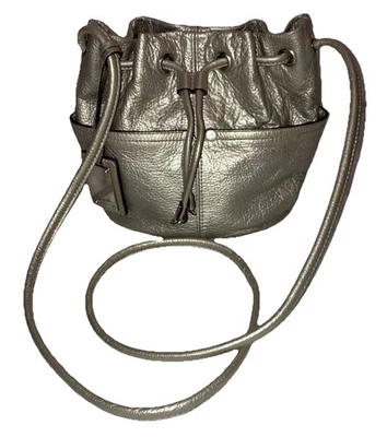 Bandolera Tignanello Metallic Plata Guijarro Cuero Pequeño Cubo Foto 1 de 4