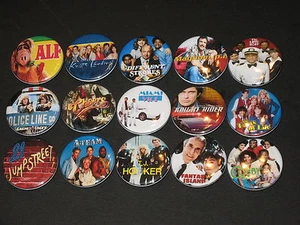 Set di 15 pulsanti/spille per programmi TV anni 80 - Foto 1 di 2