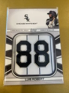Camiseta Conmemorativa 2022 Topps Serie 1 Luis Robert Número Medallón - Imagen 1 de 2