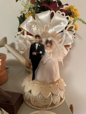 Decoración de pastel de boda vintage años 60 morena novia y novio Foto 1 de 4