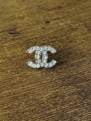 Auténticos aretes Chanel CC estrás tono plata 07V *SOLO 1 pendiente extra* Foto 1 de 4