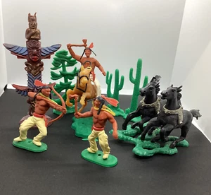 Mixed lot Timpo Plastic Wild West Indians Horses Plants Totem Pole Native Toys - Foto 1 di 15
