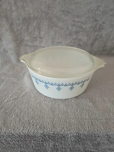 Pyrex Blue Garland Snowflake 1 1/2 Pt Casserole #471 W/ Lid VTG (33fl) - Picture 1 of 4