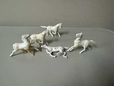 Caballos de salto Ertl Farm Country blancos 1/64 Foto 1 de 4