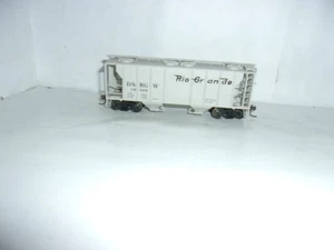 D8 (HO) ATLAS RTR RIO GRANDE PS-2 2-BAY COVERED HOPPER D&RGW 18329 - Picture 1 of 5