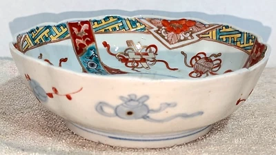 Antiguo cuenco Imari de porcelana japonés de la era Meiji del siglo XIX festoneado pintado a mano Foto 1 de 4