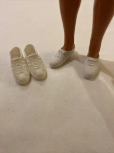 Dos pares de zapatillas blancas para muñeca Ken Barbie (A7) - Imagen 1 de 6