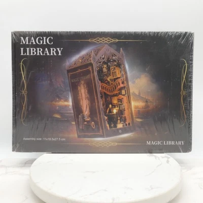 Hágalo usted mismo Kit Miniatura Libro Rincón Mágico Biblioteca Habitación Caja Foto 1 de 4