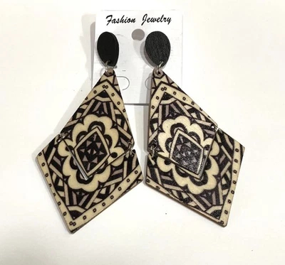 Pendientes colgantes étnicos boho tribales estampados de madera negros y crema - 209 Foto 1 de 4
