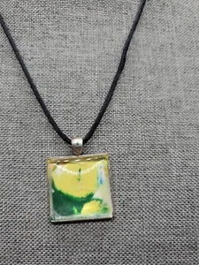 Grün und gelb Glas Quadrat Anhänger schwarz Satin Kordel verstellbar Halskette - Bild 1 von 4
